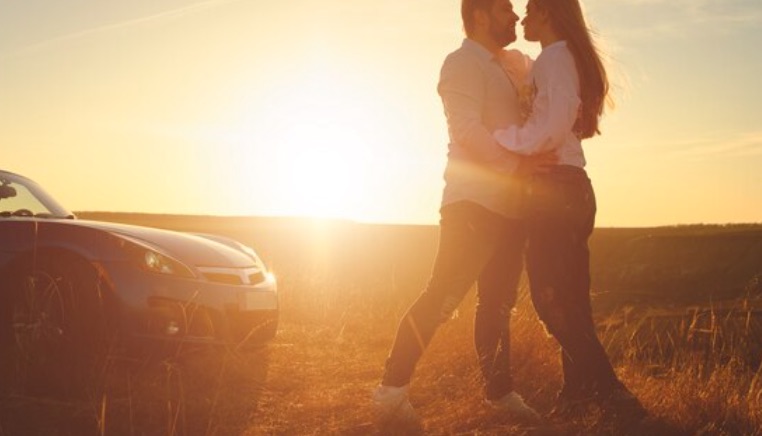 Coppia felice con chiavi dell'auto